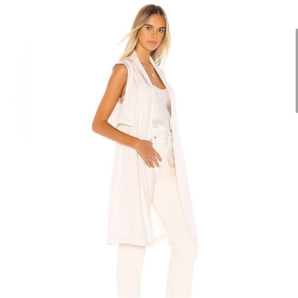 Cupcakes and Cashmere Women's Stacy Cinched Waist Vest in Soft Beige